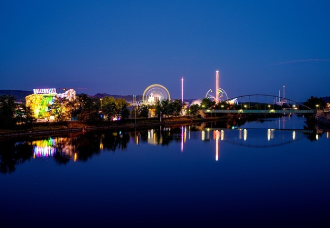 Widok na festyn Cannstatter Wasen nocą